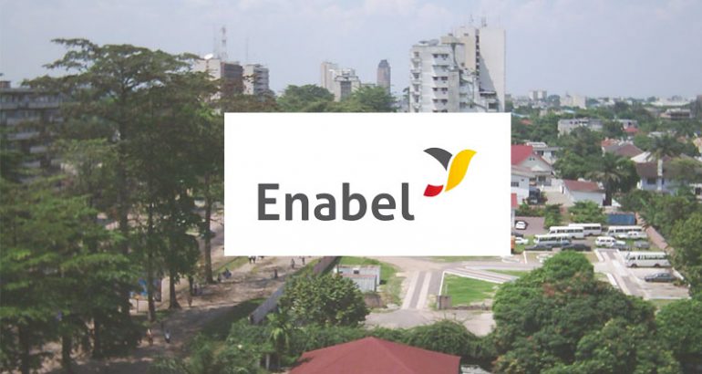 Logo Enabel sur fond Kinshasa