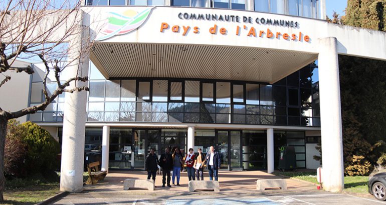 Etudiants du Ciedel devant les locaux du Syndicat de Rivières Brévenne Turdine